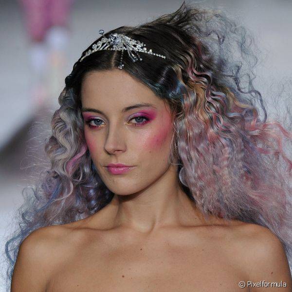 A marca Ashish criou uma maquiagem monocromática fantasiosa, usando o rosa no olhos, no blush e no batom